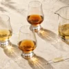 色合いの異なる原酒を比較するブレンデッドウイスキーのイメージ